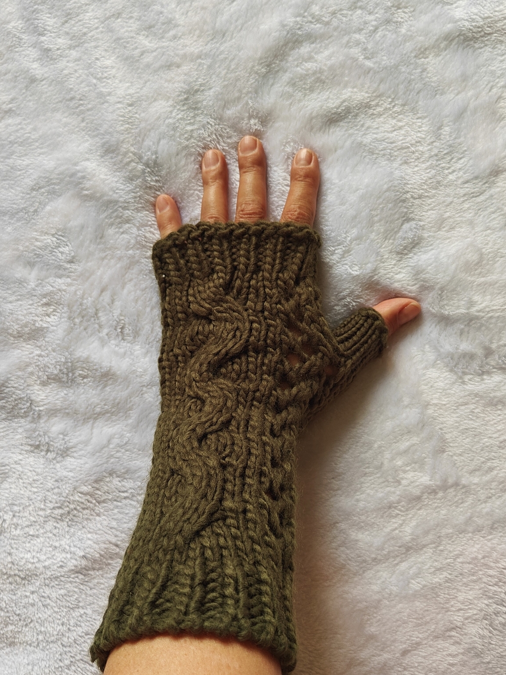 Nine West Women’s Green Cable Knit Fingerless Wrist Arm Warmers Acrylic OS